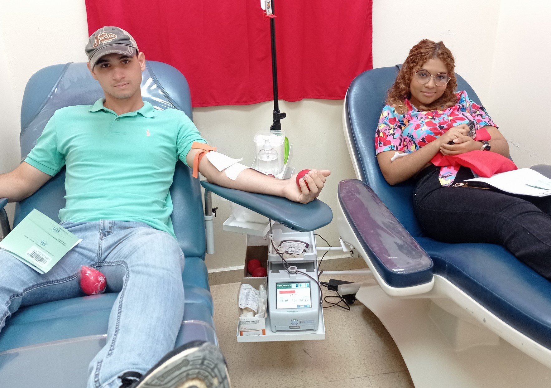 Estudiante donando sangre