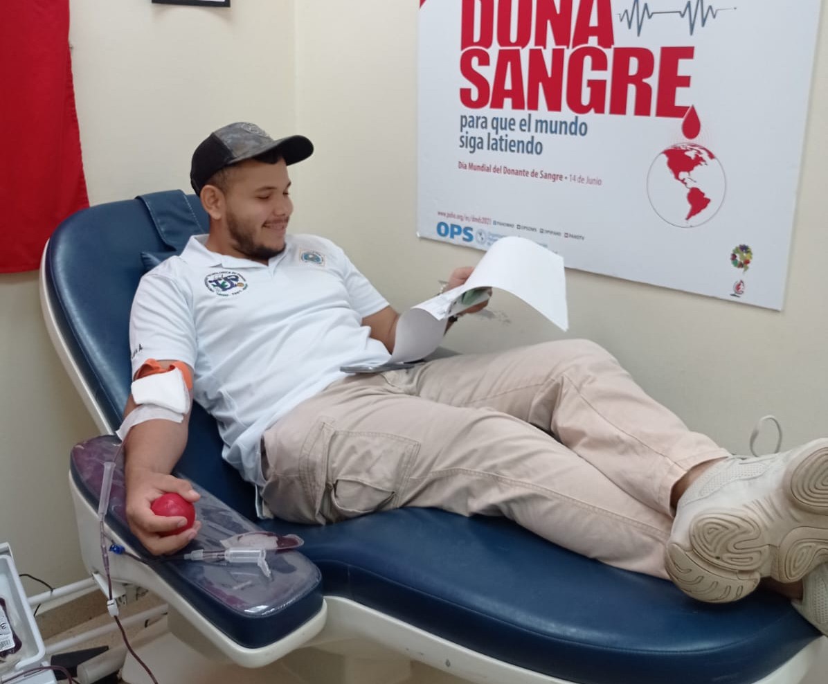 Estudiante donando sangre
